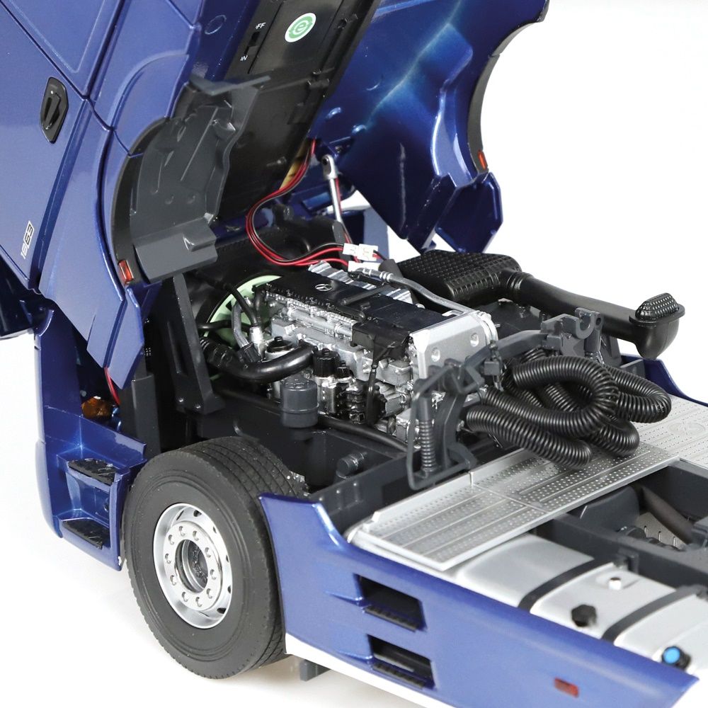 Mercedes-Benz Actros 4x2 GigaSpace blue with stripes 1:18 NZG