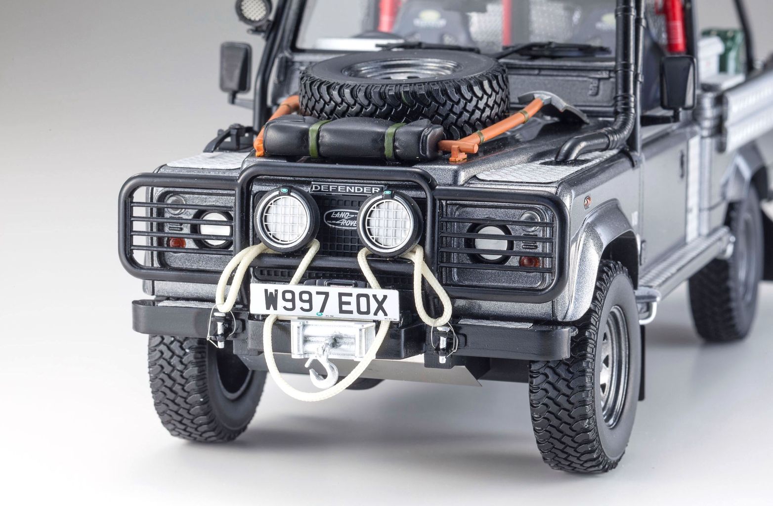 Land Rover Defender 90 Pick-Up 2001 *Lara Croft Tomb Raider - A.Jolie* 1:18 Kyosho