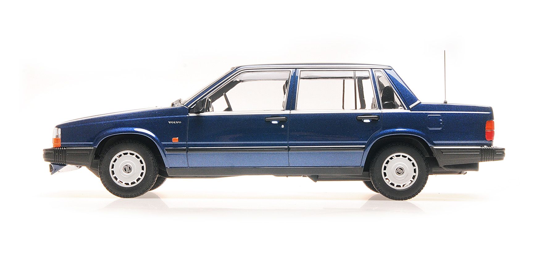 Volvo 740 GL 1986 dark blue metallic 1:18 Minichamps