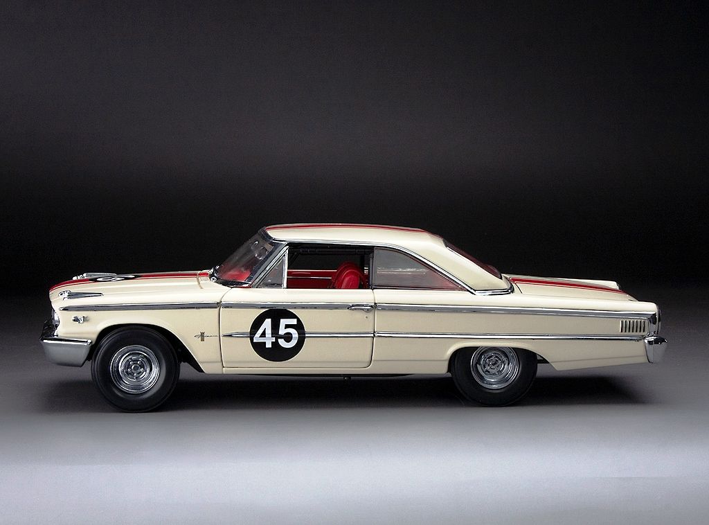 Ford Galaxie 500 XL Hardtop #45 1963 white 1:18 Sun Star
