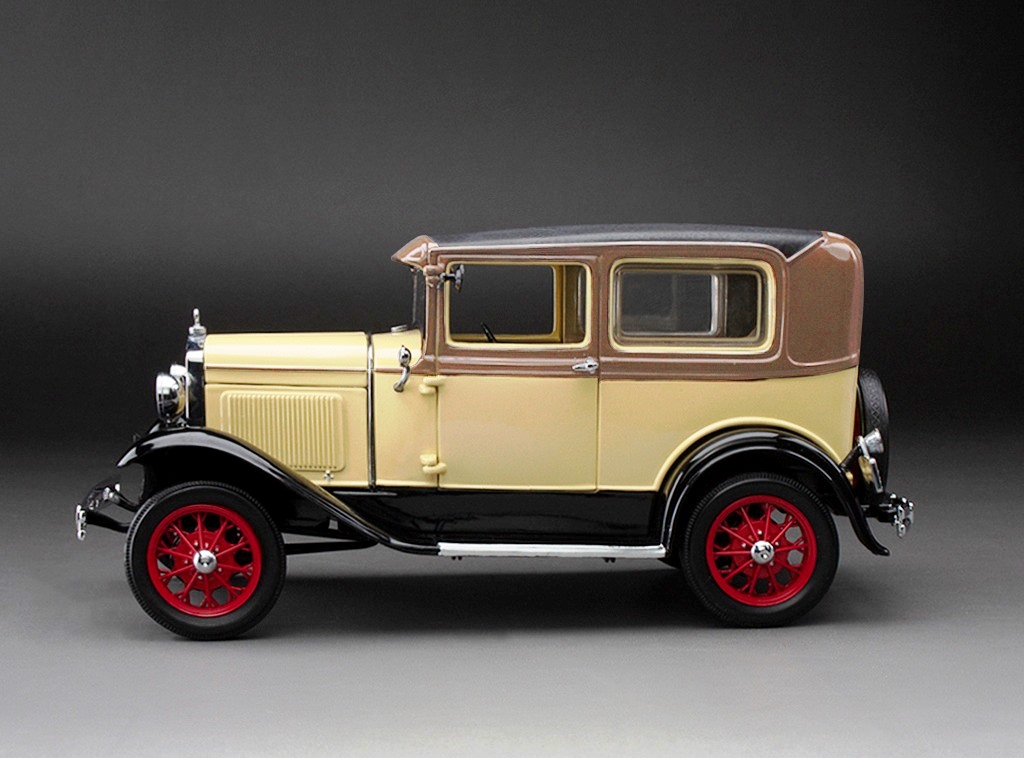 Ford Model A Tudor 1931 light yellow/brown 1:18 Sun Star