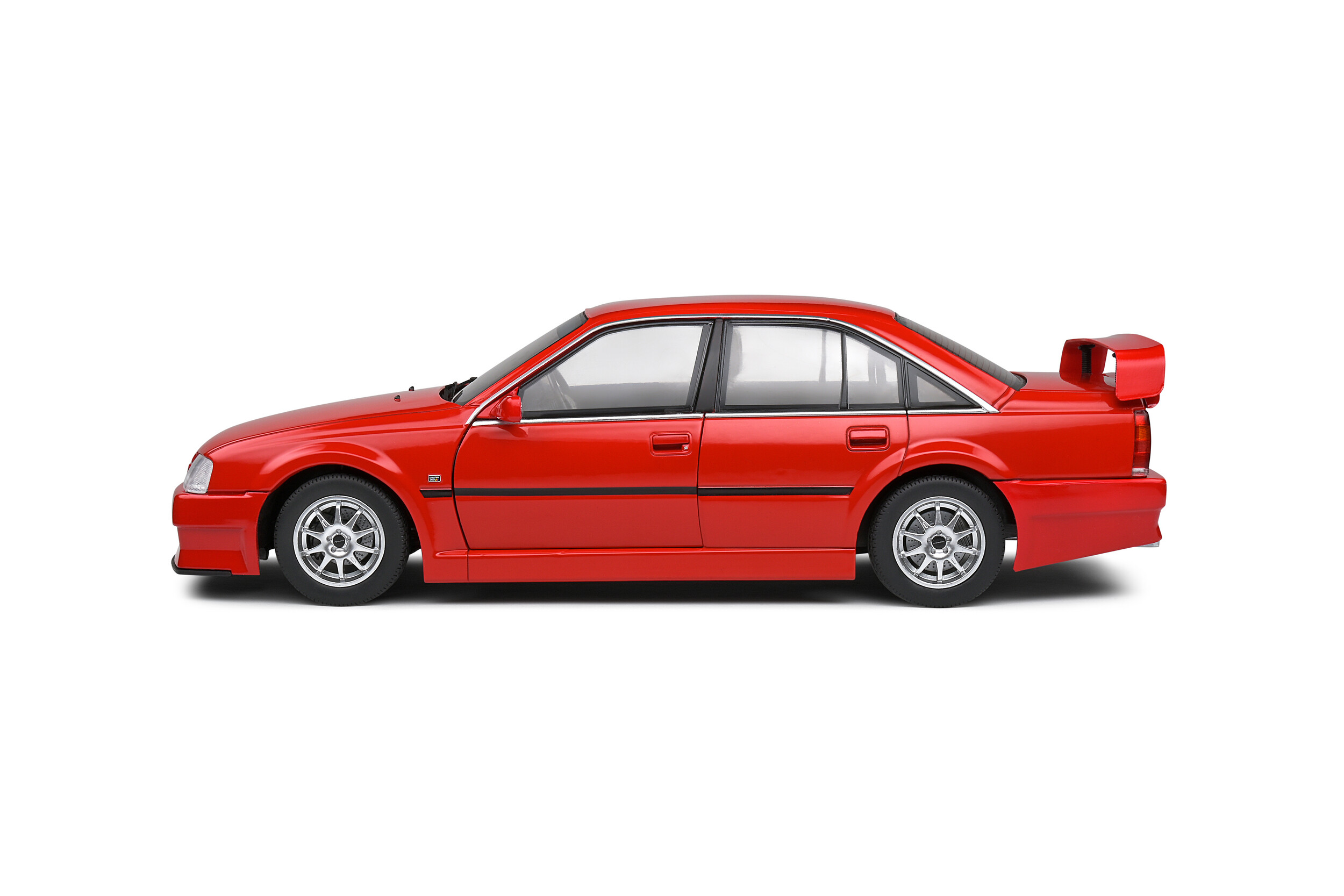 Opel Omega 3.0 24V 1990 1:18 Solido
