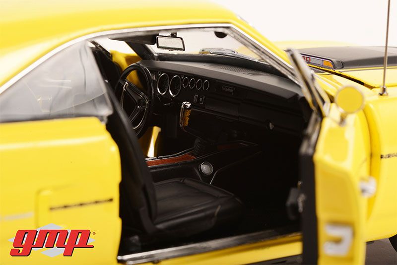 Plymouth Road Runner *Season 8 - Roadrunner With A Twist* Graveyard Carz 1970 yellow 1:18 G.M.P