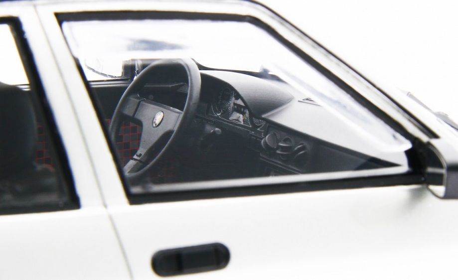 Alfa Romeo 33 1.7 Sport Wagon Q.V. 1988 white 1:18 Laudoracing Model