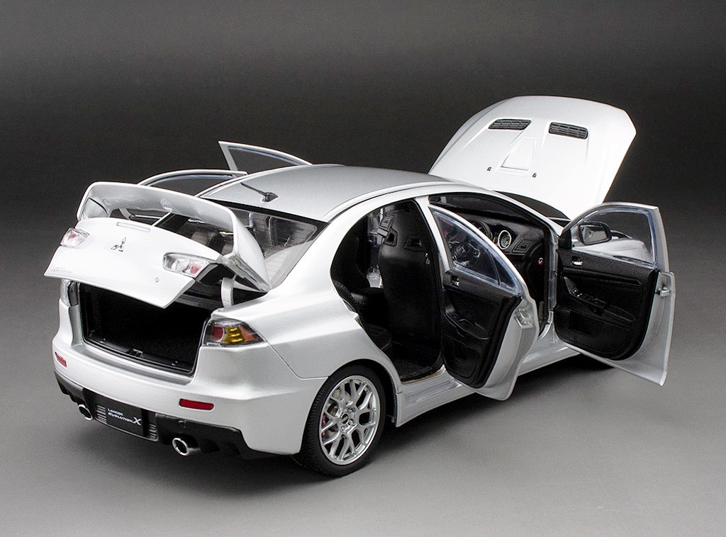 Mitsubishi Lancer Evolution X silver 1:18 Sun Star