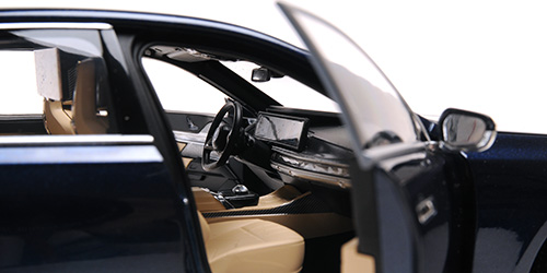 BMW i7 2022 blue metallic 1:18 Minichamps 