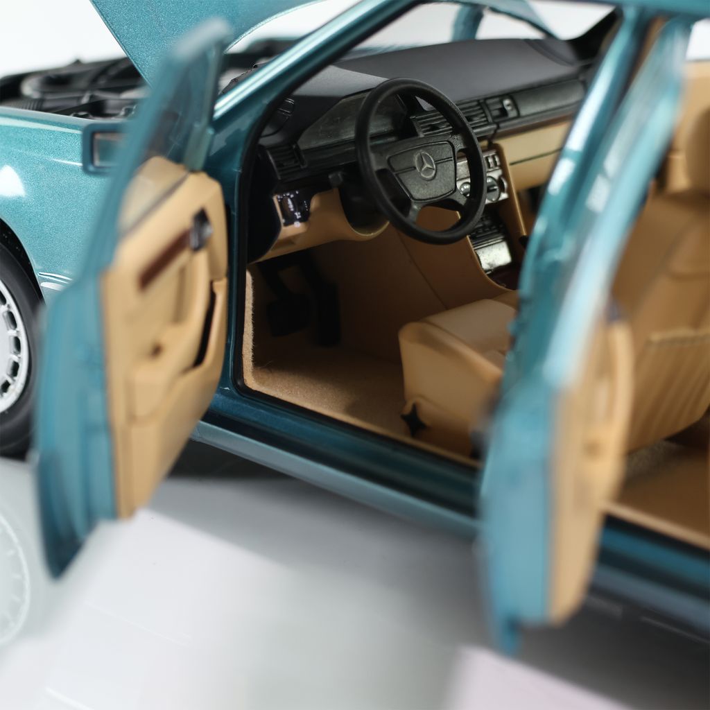 Mercedes-Benz 230 E W124 1989 turquoise metallic 1:18 Norev