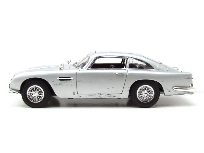 Aston Martin DB5 *James Bond 007* silver 1:18 Auto World