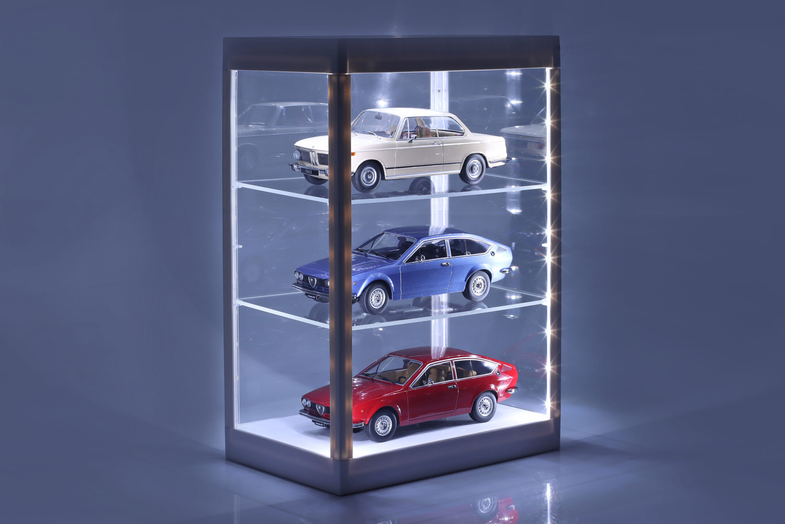 Plastová vitrína s LED osvětlením pro 3 modely 1:18 Triple9 Collection