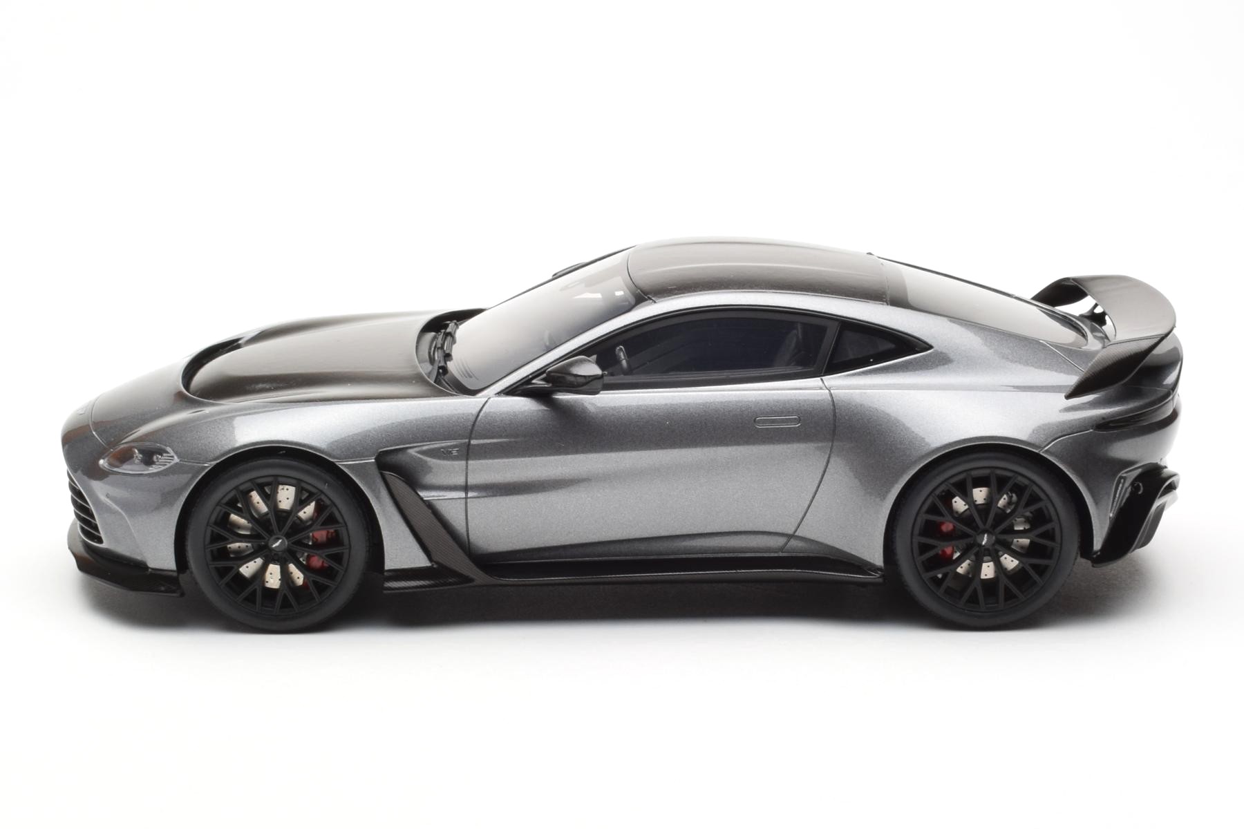 Aston Martin V12 Vantage 2023 magnetic silver 1:18 GT Spirit