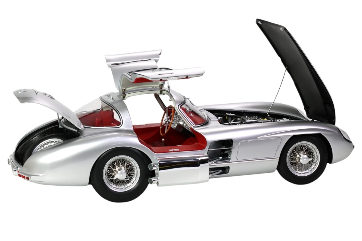 Mercedes-Benz 300 SLR Uhlenhaut - Model Kit - silver/red interior 1:8 LeGrand