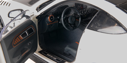 Mercedes-AMG GT Black Series 2021 white metallic 1:18 Minichamps 