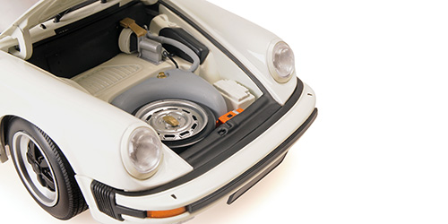 Porsche 911 Carrera Coupe 3.2 1983 white 1:18 Minichamps 
