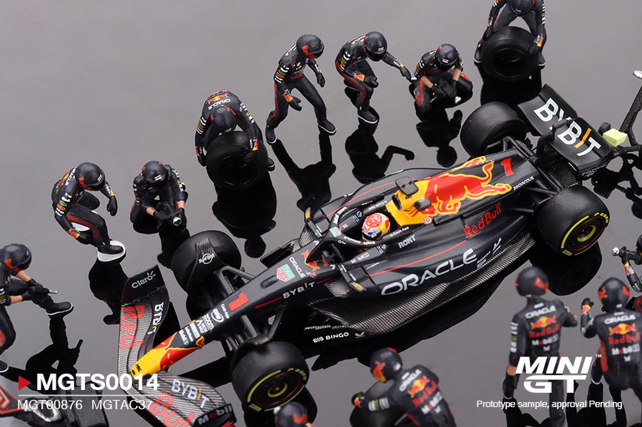 Red Bull Racing RB19 #1 Max Verstappen Japanese GP 2023 Pit Crew Set 1:64 Mini GT