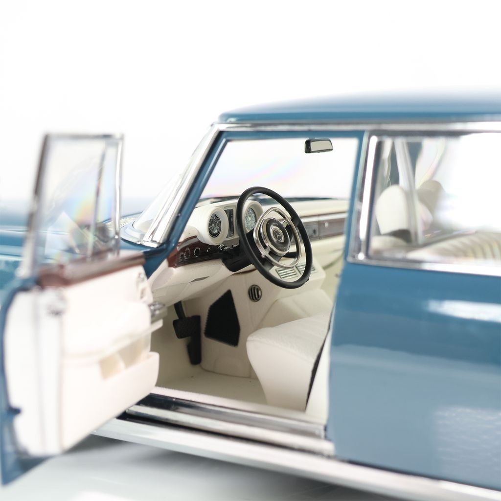 Mercedes-Benz 600 Pullman W 100 1963-1981 blue 1:18 NZG