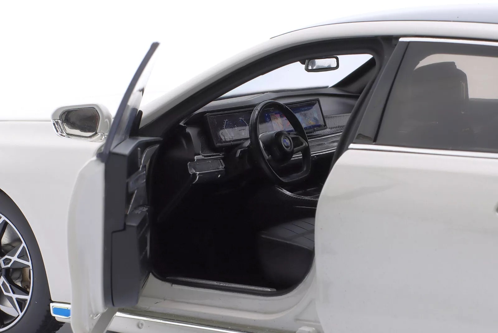 BMW i7 2022 white metallic 1:18 Minichamps 