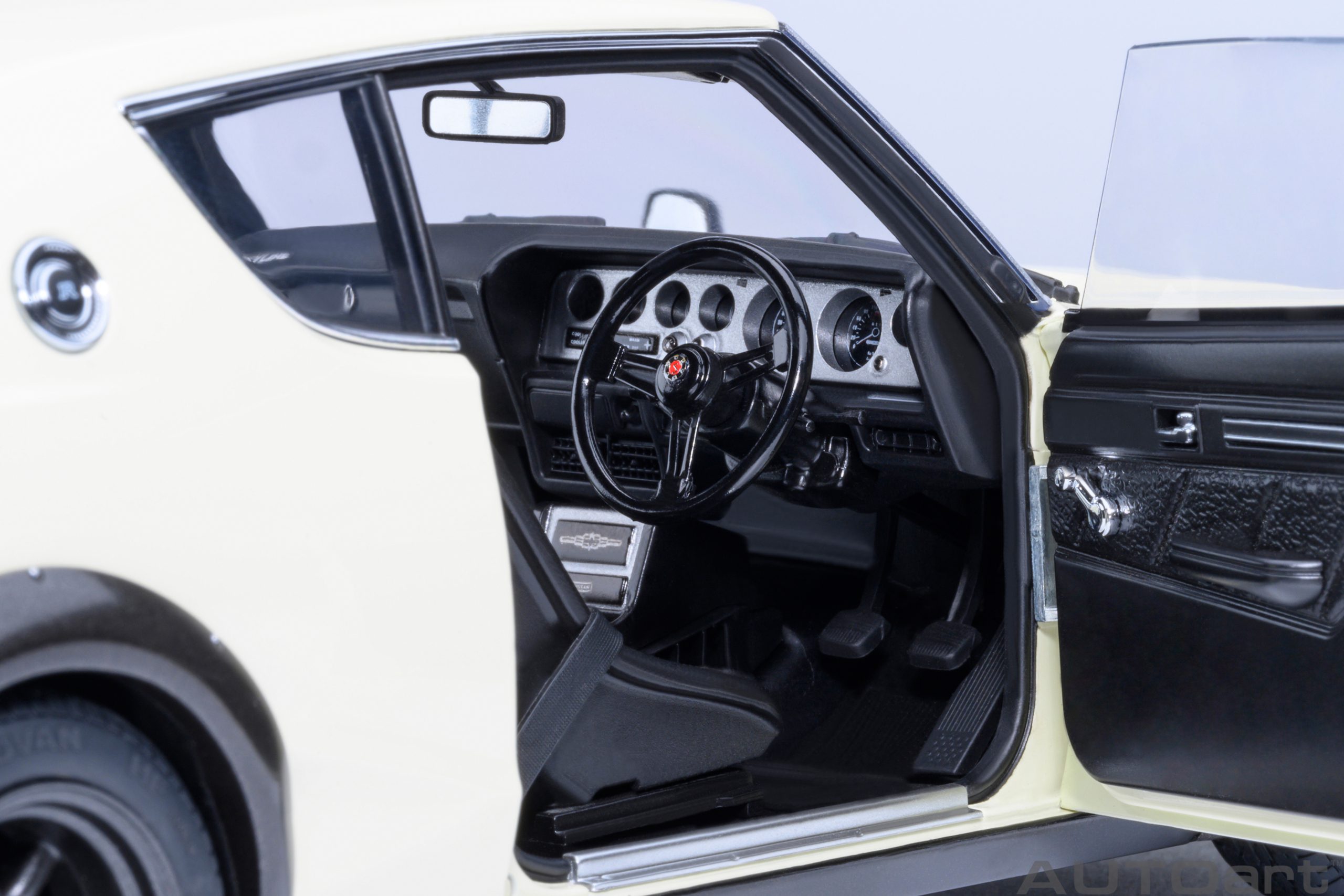 Nissan Skyline 2000 GT-R 1973 Tuned Version white 1:18 AUTOart