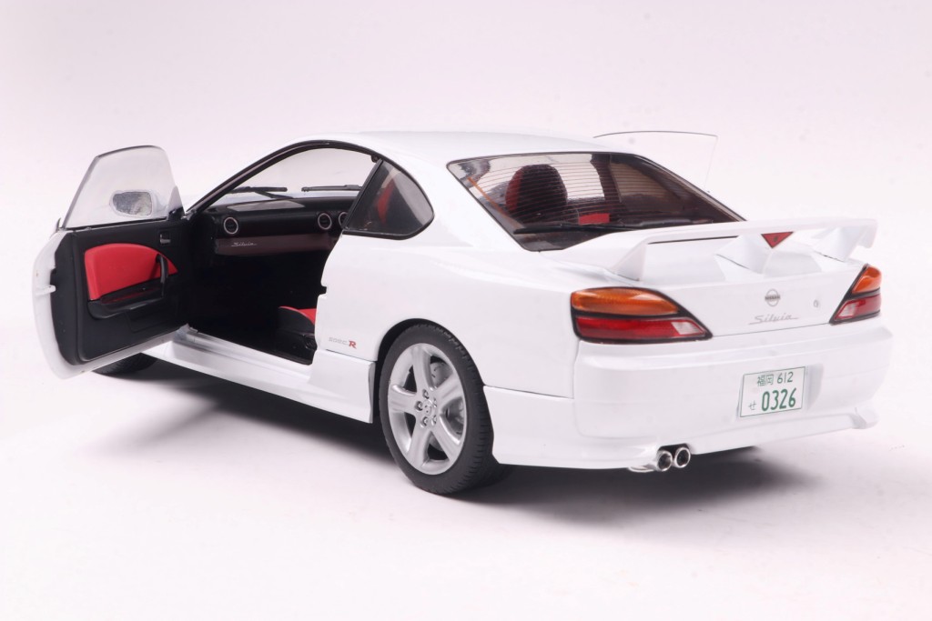 Nissan Silvia S15 Spec-R Aero 1999 white 1:18 Solido