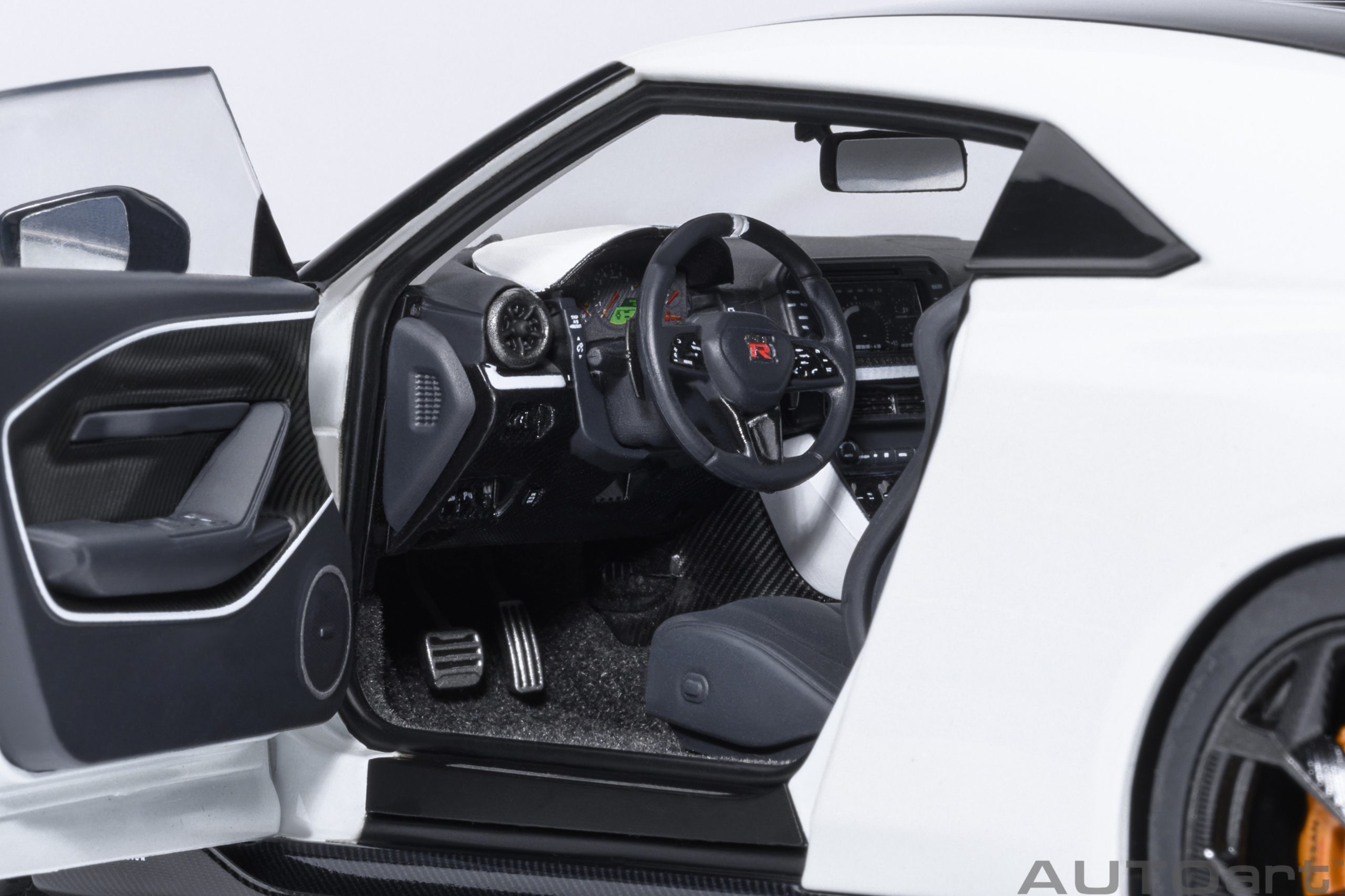 Nissan GT-R50 By Italdesign 2020 white metallic/black 1:18 AUTOart
