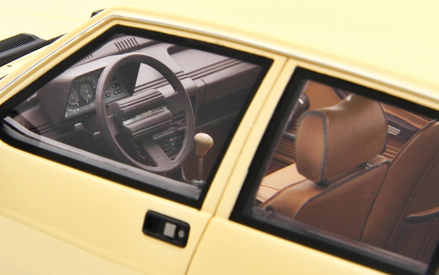 Alfa Romeo Giulietta 1.6 - 1.8 1980 ivory 1:18 Laudoracing Model