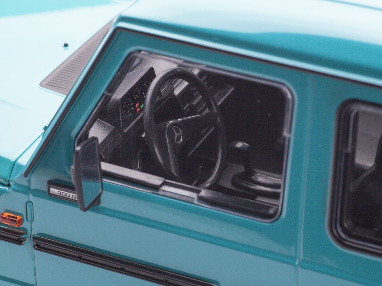 Mercedes-Benz G-Model Short W460 1980 turquoise 1:18 Minichamps