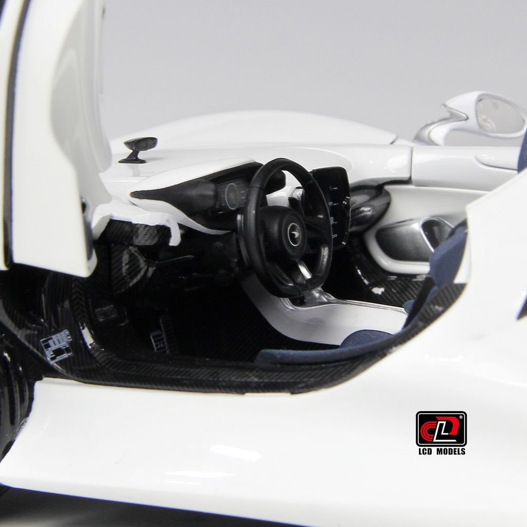 McLaren Elva white 1:18 LCD Model