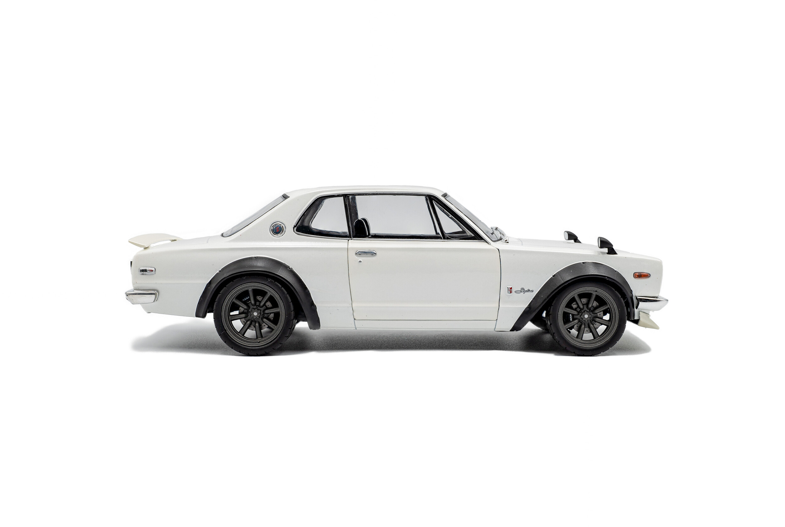 Nissan Skyline C10 Hakosuka 1970 pearl white 1:18 Solido