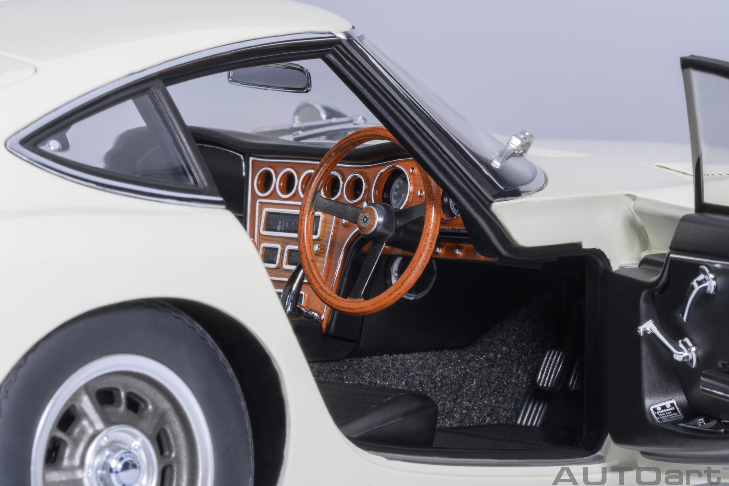 Toyota 2000GT 1967 white 1:18 AUTOart