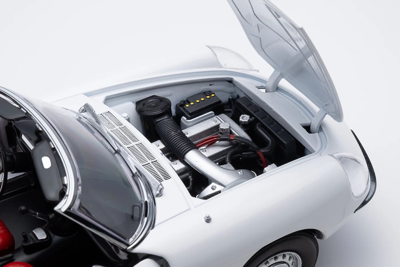 Alfa Romeo Duetto Spider 1600 Coda Tonda 1966 white black 1:18 Touring Modelcars