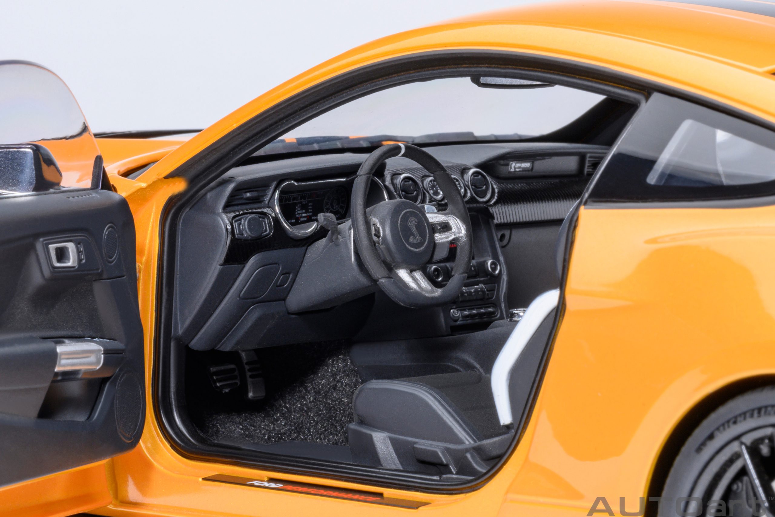 Ford Mustang Shelby GT500 Coupe 2023 cyber orange 1:18 AUTOart