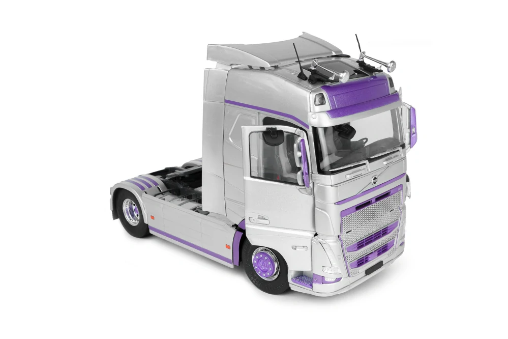 Volvo Trucks FH Globetrotter XL 2023 silver/purple 1:24 Solido