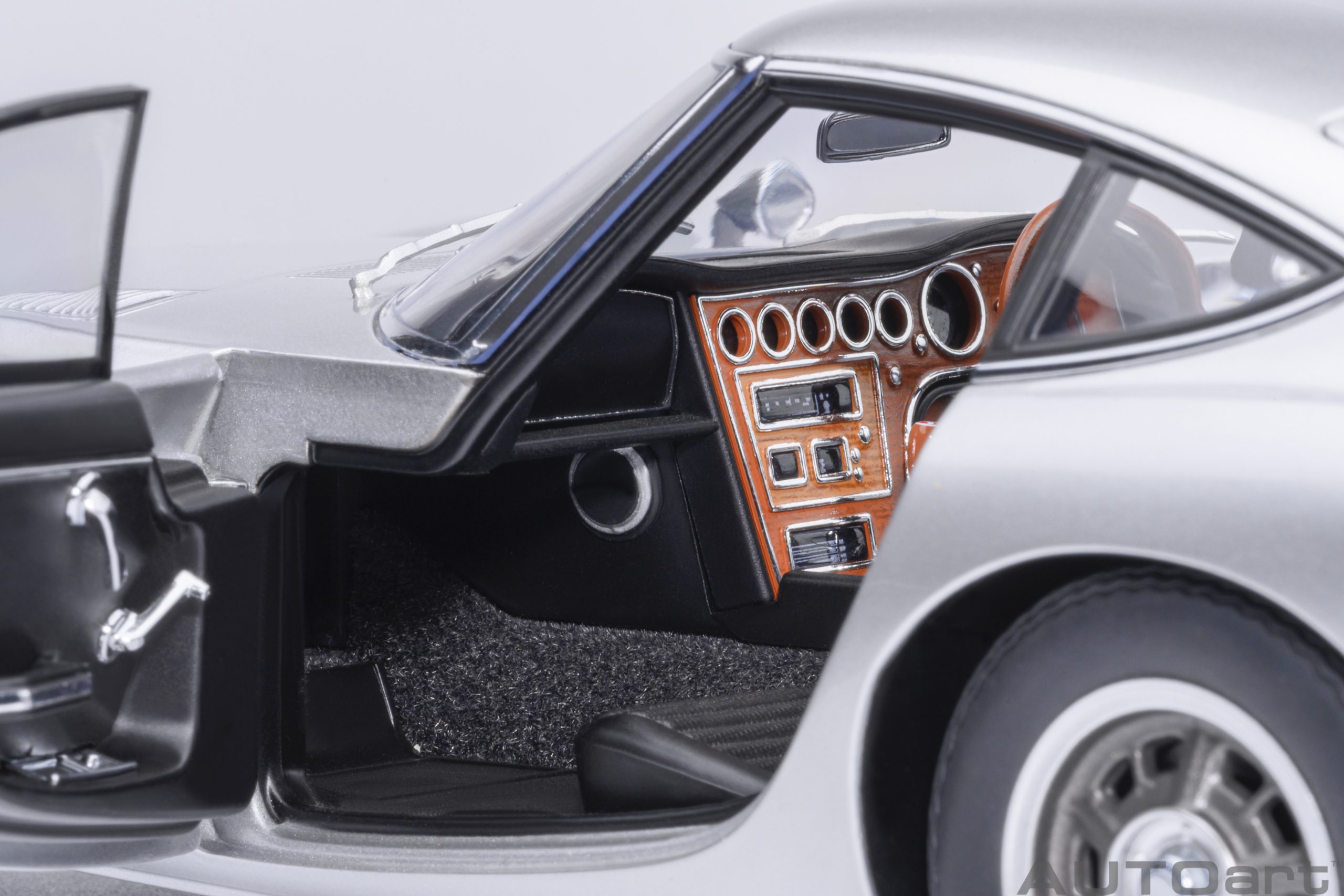 Toyota 2000GT 1967 silver 1:18 AUTOart