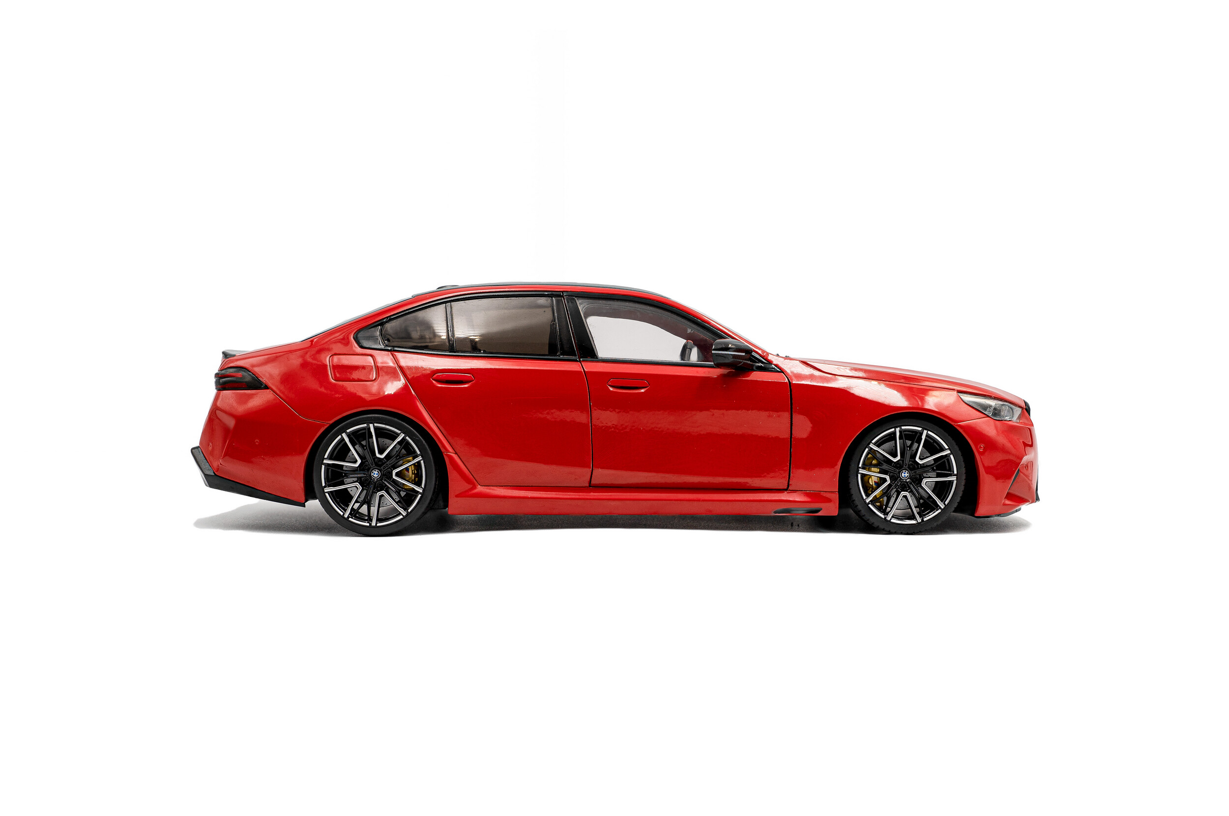 BMW M5 2025 fire red 1:18 Solido