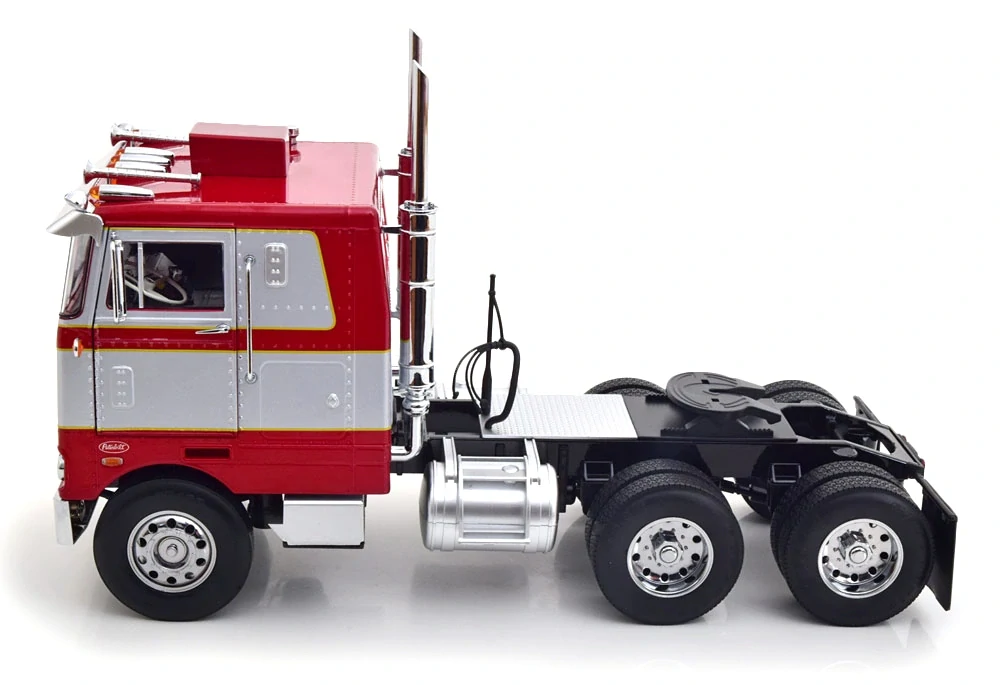 Peterbilt 352 Pacemaker Tractor Truck 3-Assi 1979 red 1:18 Road Kings