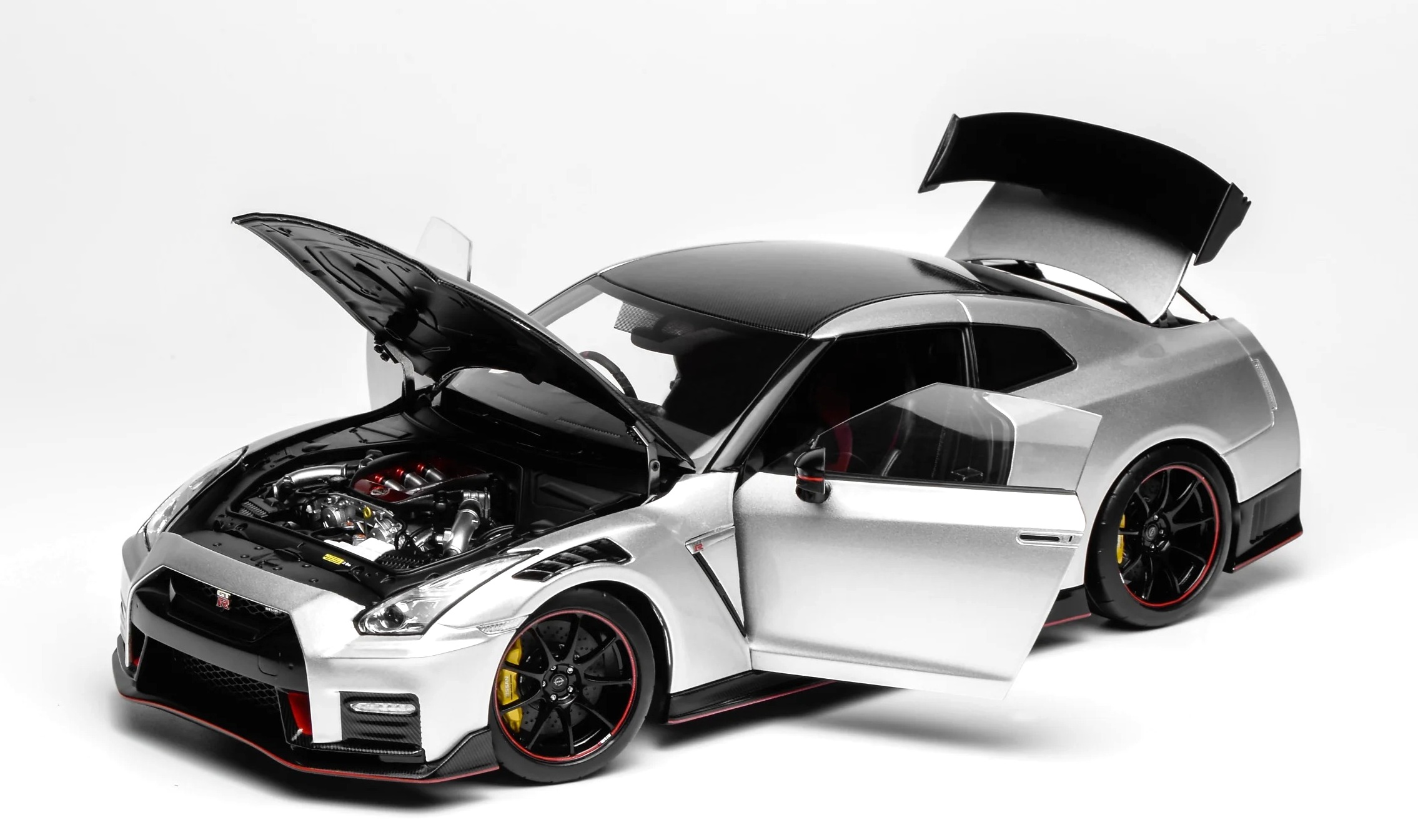 Nissan Skyline GT-R R35 Nismo Coupe 2022 silver 1:18 Motorhelix