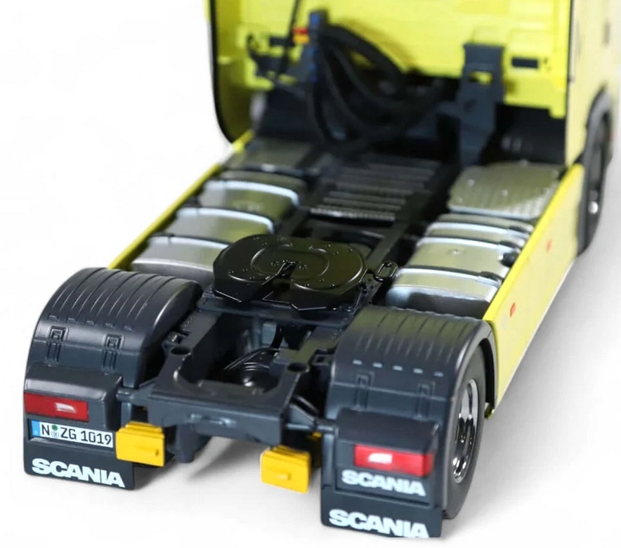 Scania SZM yellow + Lohr Autotransporter 1:18 NZG