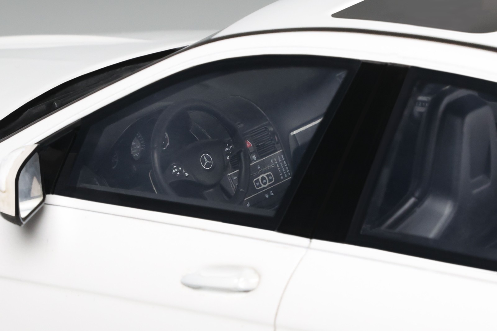 Mercedes-Benz C63 AMG 2007 Diamond white 1:18 GT Spirit
