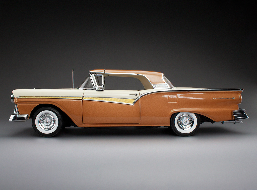 Ford Fairlane 500 Skyliner 1957 bronze/colonial white 1:18 Sun Star