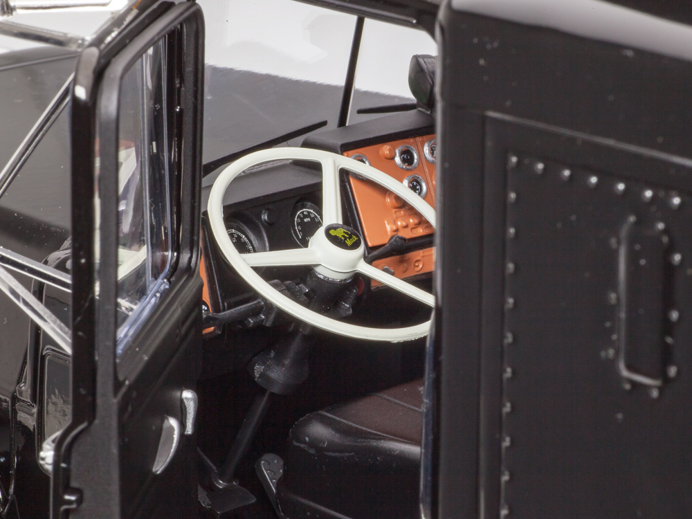Mack RL700L 1974 black 1:18 Road Kings
