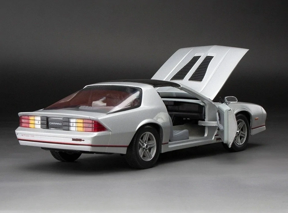 Chevrolet Camaro IROC 1985 silver 1:18 Sun Star