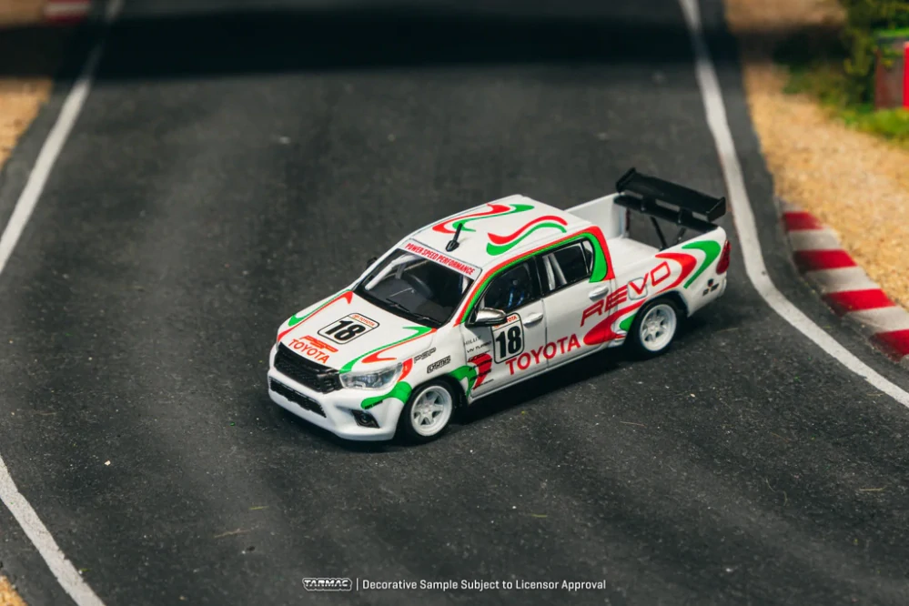 Toyota Hilux #18 white/red/green 1:64 Tarmac
