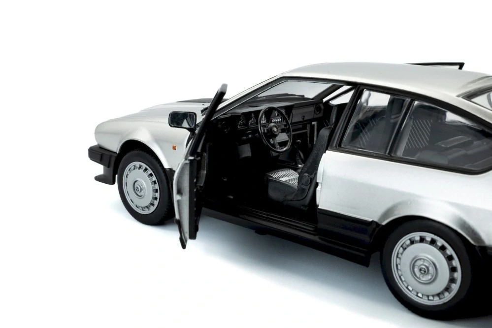 Alfa Romeo GTV6 1984 silver 1:18 Solido
