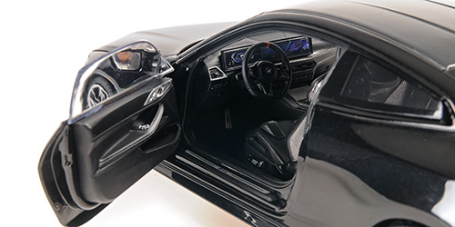 BMW M4 2024 black metallic 1:18 Minichamps