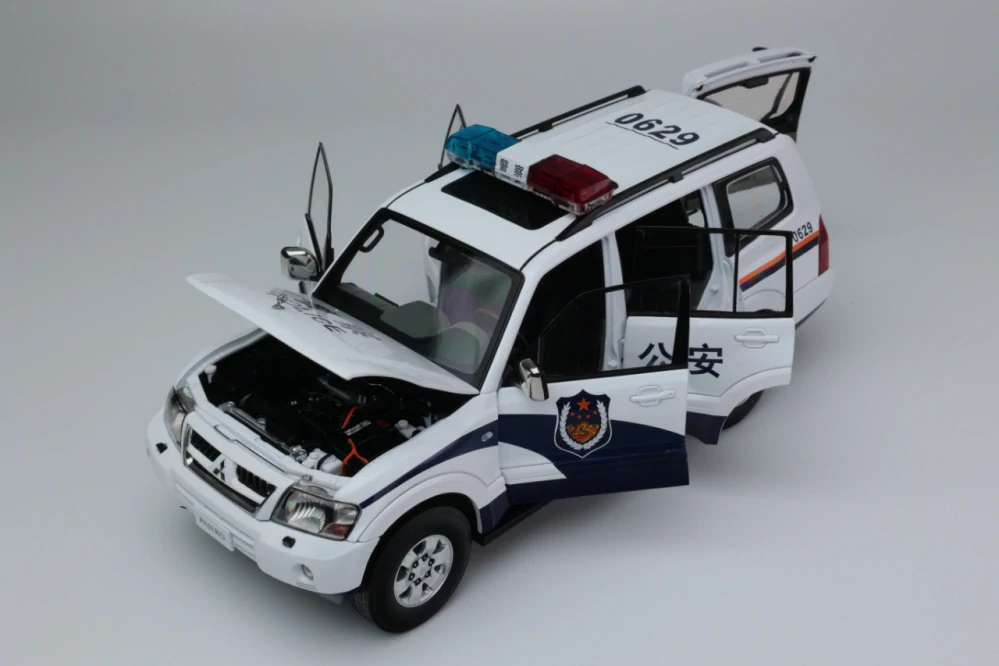 Mitsubishi Pajero V73 China Police 1:18 Sun Star