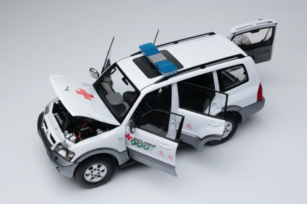 Mitsubishi Pajero V73 Beijing Red Cross Rescue Service Center 1:18 Sun Star