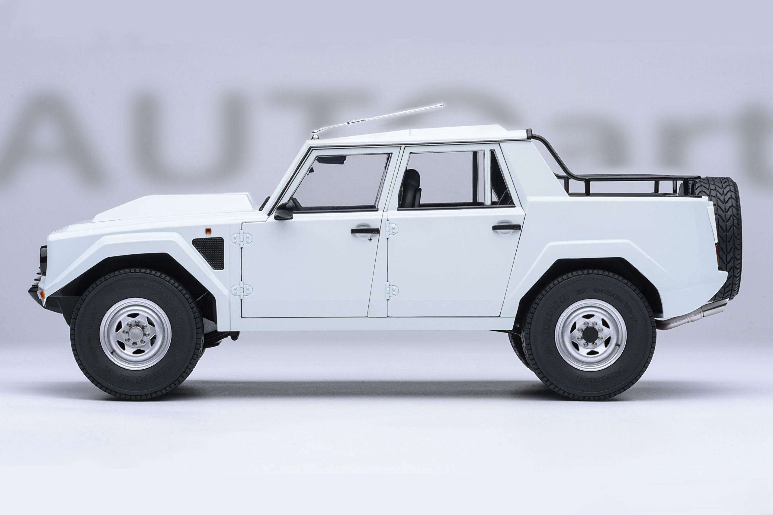 Lamborghini LM002 white 1:18 AUTOart
