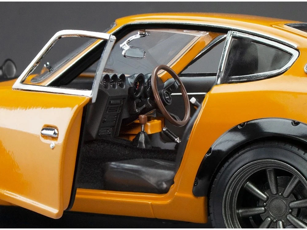 Datsun Fairlady Z S30 RHD 1970 orange/carbon 1:18 Sun Star