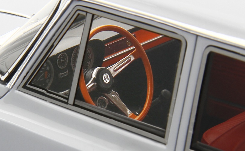Alfa Romeo Giulia Super 1969 grey 1:18 Laudoracing Model