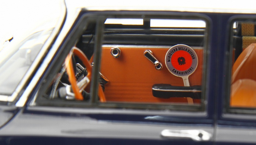 Alfa Romeo Giulia Super 1969 *Carabinieri* blue 1:18 Laudoracing Model