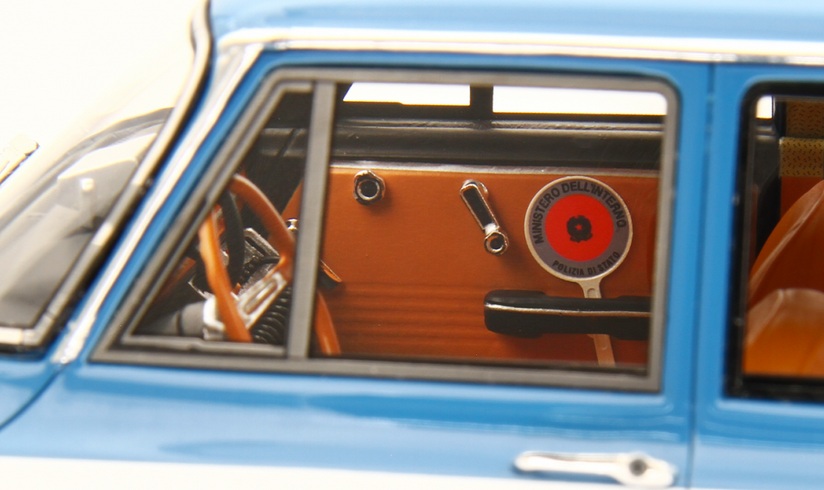 Alfa Romeo Giulia Super 1969 *Polizia* blue/white 1:18 Laudoracing Model
